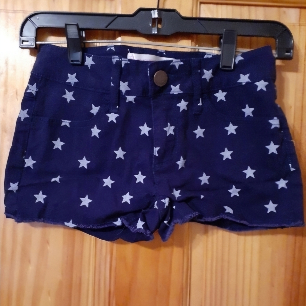 JUNIORS No Boundaries short shorts with stars all over them